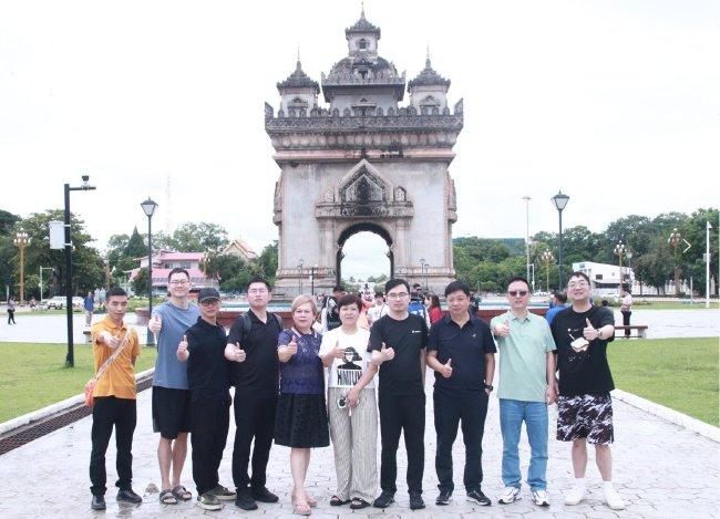 图 2：凯旋门打卡合影